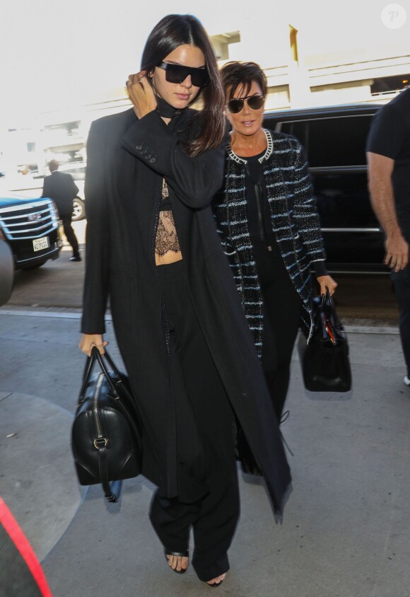 Kendall et Kris Jenner à l'aéroport LAX de Los Angeles, prennent un vol à destination de Paris. Le 28 septembre 2015.