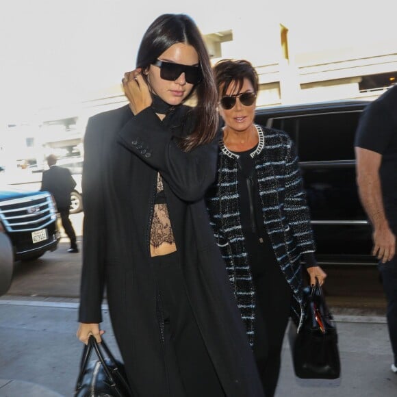 Kendall et Kris Jenner à l'aéroport LAX de Los Angeles, prennent un vol à destination de Paris. Le 28 septembre 2015.