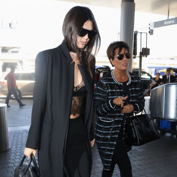 Kendall et Kris Jenner à l'aéroport LAX de Los Angeles, prennent un vol à destination de Paris. Le 28 septembre 2015.