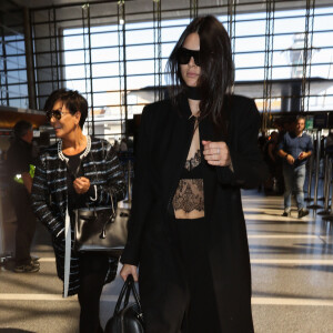 Kendall et Kris Jenner à l'aéroport LAX de Los Angeles, prennent un vol à destination de Paris. Le 28 septembre 2015.