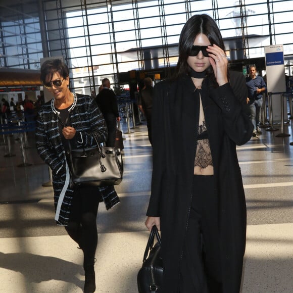 Kendall et Kris Jenner à l'aéroport LAX de Los Angeles, prennent un vol à destination de Paris. Le 28 septembre 2015.