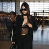 Kendall Jenner, toute de noir vêtue et accompagnée de sa mère Kris, quittent Los Angeles et débarquent à Paris. Le 28 septembre 2015.