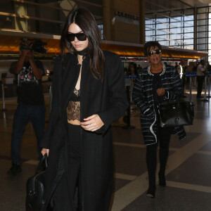 Kendall et Kris Jenner à l'aéroport LAX de Los Angeles, prennent un vol à destination de Paris. Le 28 septembre 2015.