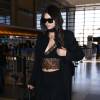Kendall Jenner, sexy en noir avec un manteau Ann Demeulemeester, un top en dentelle Sharon Wauchob et un pantalon Sally LaPointe, quitte Los Angeles et prend un vol à destination de Paris. Le 28 septembre 2015.