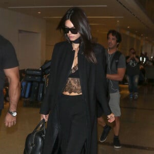 Kendall et Kris Jenner à l'aéroport LAX de Los Angeles, prennent un vol à destination de Paris. Le 28 septembre 2015.