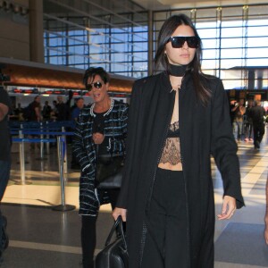 Kendall et Kris Jenner à l'aéroport LAX de Los Angeles, prennent un vol à destination de Paris. Le 28 septembre 2015.