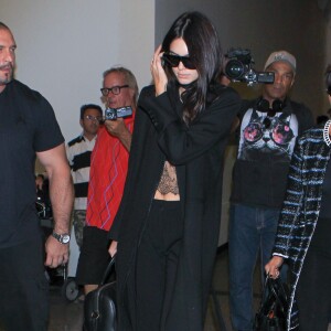 Kendall et Kris Jenner à l'aéroport LAX de Los Angeles, prennent un vol à destination de Paris. Le 28 septembre 2015.