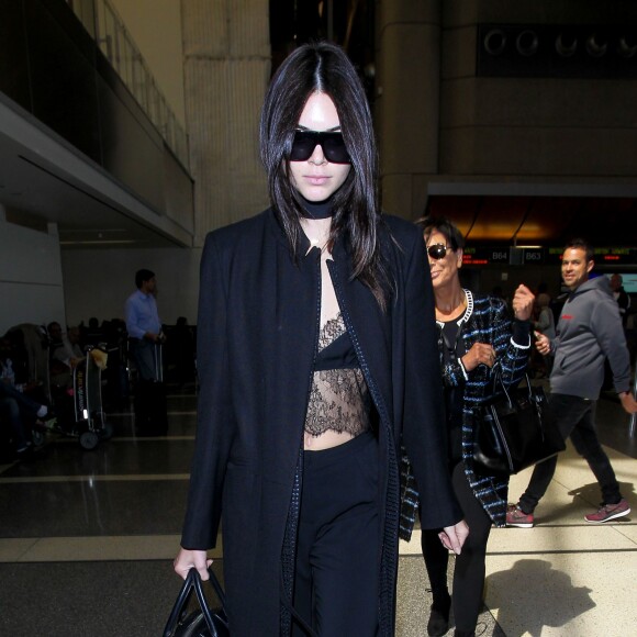 Kendall et Kris Jenner à l'aéroport LAX de Los Angeles, prennent un vol à destination de Paris. Le 28 septembre 2015.