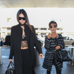 Kendall et Kris Jenner à l'aéroport LAX de Los Angeles, prennent un vol à destination de Paris. Le 28 septembre 2015.