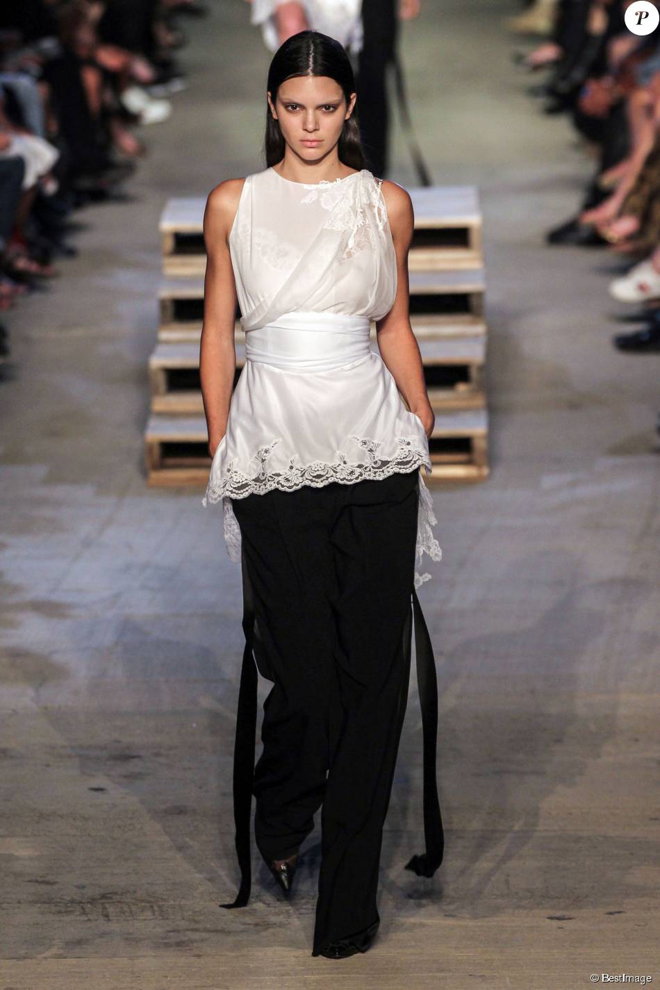 Kendall Jenner défile pour Givenchy à New York. Le 12 septembre 2015