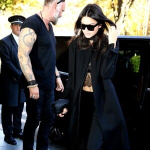 Kendall Jenner arrive au George V, à Paris. Le 29 septembre 2015.