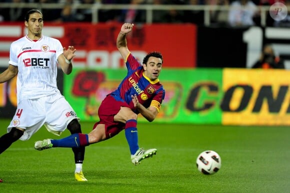 Xavi Hernandez et Martin Caceres à Séville, le 13 mars 2011.