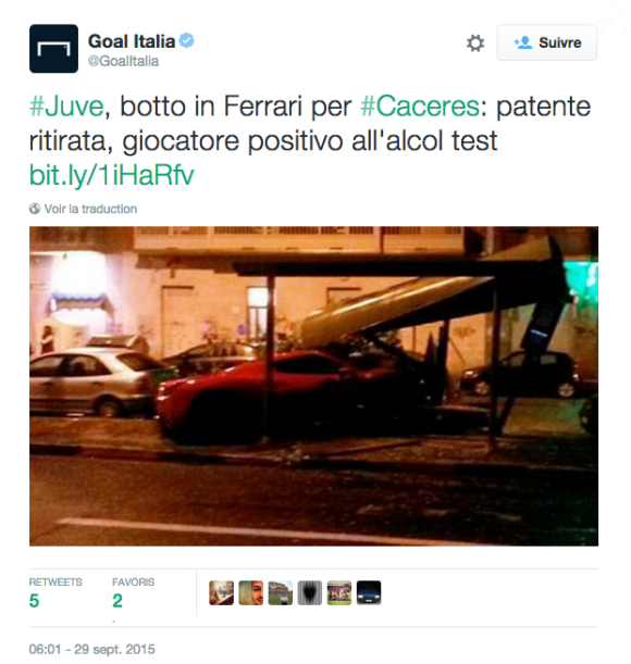 La Ferrari de Martin Caceres après son accident de voiture à Turin le 28 septembre 2015.