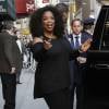 Arrivée et sortie de Oprah Winfrey à l'émission "Late Show With David Letterman" à New York. Oprah, très souriante, s'amuse avec les photographes! Le 14 mai 2015