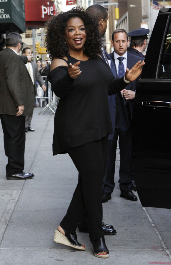 Arrivée et sortie de Oprah Winfrey à l'émission "Late Show With David Letterman" à New York. Oprah, très souriante, s'amuse avec les photographes! Le 14 mai 2015