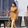 Kylie Jenner, coiffée de nattes et toute de camel vêtue avec une robe en suédine Mistress Rock (modèle Gunsmoke), un sac Balenciaga et des sandales Alexandre Birman (modèle Toni) à Culver City. Le 29 septembre 2015.