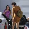 Kylie Jenner, coiffée de nattes et toute de camel vêtue avec une robe en suédine Mistress Rock (modèle Gunsmoke), un sac Balenciaga et des sandales Alexandre Birman (modèle Toni) à Culver City. Le 29 septembre 2015.