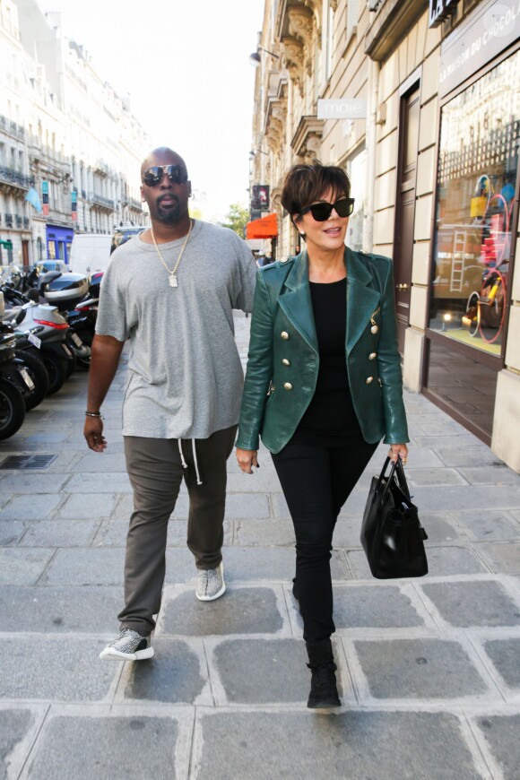 Kris Jenner et son compagnon Corey Gamble se promènent rue Pierre Charron, dans le 8e arrondissement. Paris, le 30 septembre 2015.