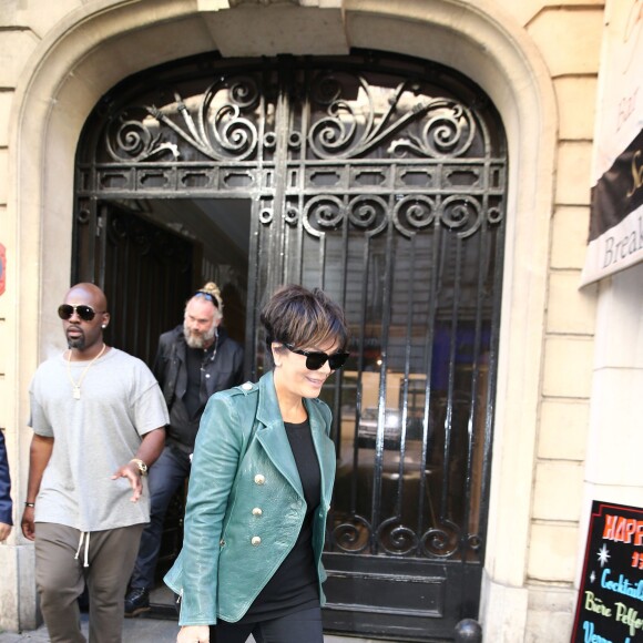 Kendall Jenner, Kris Jenner et son compagnon Corey Gamble quittent l'atelier Balmain à Paris, le 30 septembre 2015.