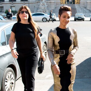 Jada Pinkett Smith arrive au Grand Palais pour assister au défilé Guy Laroche (collection printemps-été 2016). Paris, le 30 septembre 2015.