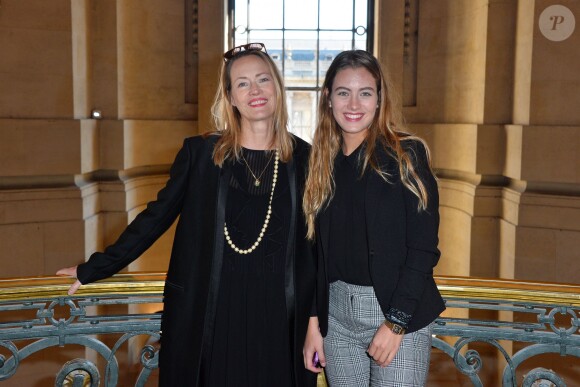 Gabrielle Lazure et sa fille Emma assistent au défilé Guy Laroche (collection printemps-été 2016) au Grand Palais. Paris, le 30 septembre 2015.