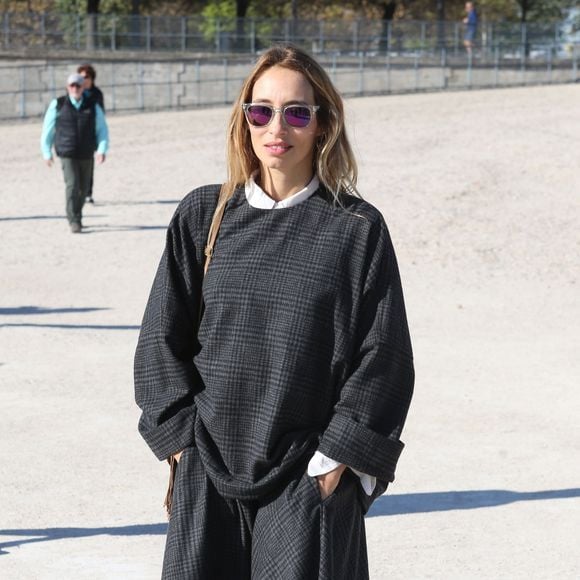 Alexandra Golovanoff au jardin des Tuileries pour le défilé Maison Margiela (collection prêt-à-porter printemps-été 2016). Paris, le 30 septembre 2015.