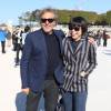Renzo Rosso et Angelica Cheung (rédactrice en chef du magazine Vogue China) au jardin des Tuileries pour le défilé Maison Margiela (collection prêt-à-porter printemps-été 2016). Paris, le 30 septembre 2015.