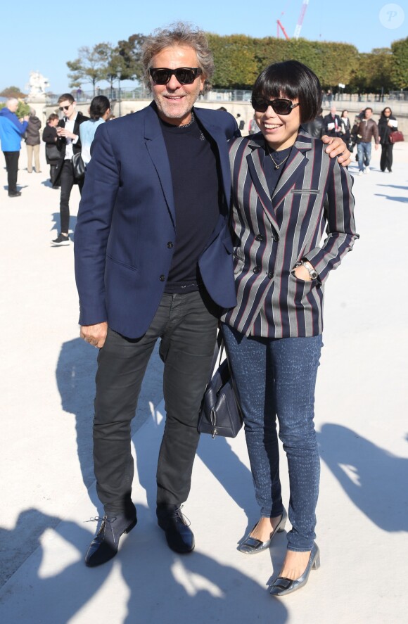 Renzo Rosso et Angelica Cheung (rédactrice en chef du magazine Vogue China) au jardin des Tuileries pour le défilé Maison Margiela (collection prêt-à-porter printemps-été 2016). Paris, le 30 septembre 2015.