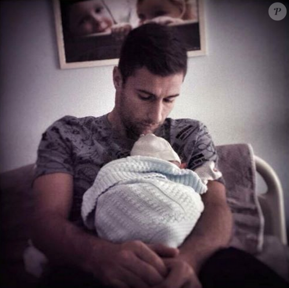 Lorik Cana présente son premier bébé le 24 septembre 2015.