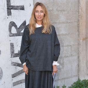 Alexandra Golovanoff arrive au 107, rue du Chemin-Vert pour assister au défilé Dries Van Noten (collection printemps-été 2016). Paris, le 30 septembre 2015.