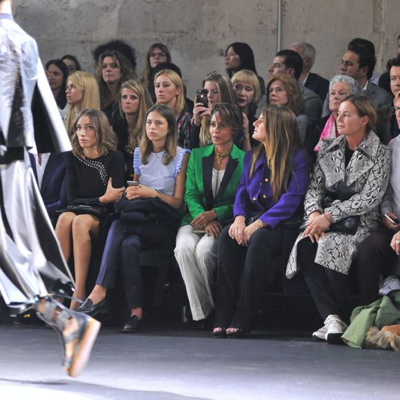Emily Marant, Jada Pinkett Smith et Eva Cavalli au premier rang du défilé Vionnet (collection printemps-été 2016) au Couvent des Cordeliers. Paris, le 30 septembre 2015.