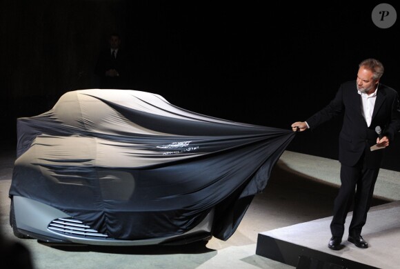 Sam Mendes dévoile la nouvelle Aston Martin db10 - Photocall avec les acteurs de la 24e production du nouveau film de James Bond à Pinewood le 4 décembre 2014.
