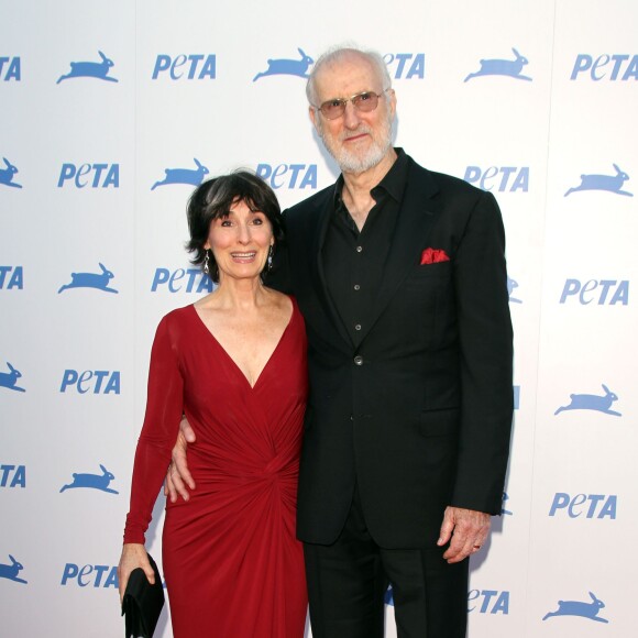 Anna Stuart et James Cromwell - Soirée de gala du 35ème anniversaire de la PETA à Los Angeles, le 30 septembre 2015.