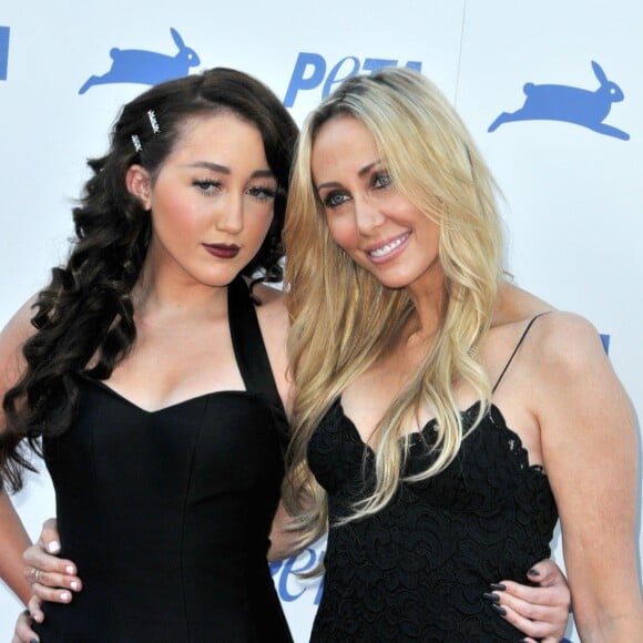 Noah Cyrus et sa mère Tish Cyrus lors du gala du 35ème anniversaire de la PETA au Hollywood Palladium à Hollywood, le 30 septembre 2015.