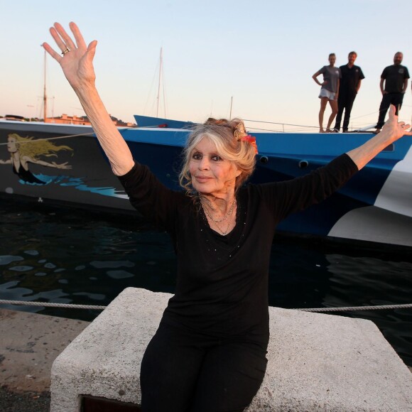 Exclusif - Prix Spécial - No Web No Blog - Brigitte Bardot pose avec l'équipage de Brigitte Bardot Sea Shepherd, le célèbre trimaran d'intervention de l'organisation écologiste, sur le port de Saint-Tropez, le 26 septembre 2014 en escale pour 3 jours à deux jours de ses 80 ans. Cela fait au moins dix ans qu'elle n'est pas apparue en public sur le port tropézien.  Exclusive - For Germany Call For Price - No Web No Blog Use - Brigitte Bardot pictured with the Brigitte Bardot Sea Shepherd vessel, the famous intervention of the ecologist organization's trimaran, on the Saint-Tropez harbour, on September 26, 2014, in stopover for 3 days two before her 80 years birthday. It has been at least ten years since she appeared in public on the Saint-Tropez harbour.26/09/2014 - Saint-Tropez