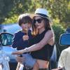Miranda Kerr et son fils Flynn lors d'une sortie en famille le 30 septembre 2015 par une belle journée à Malibu