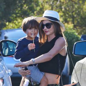 Miranda Kerr et son fils Flynn lors d'une sortie en famille le 30 septembre 2015 par une belle journée à Malibu