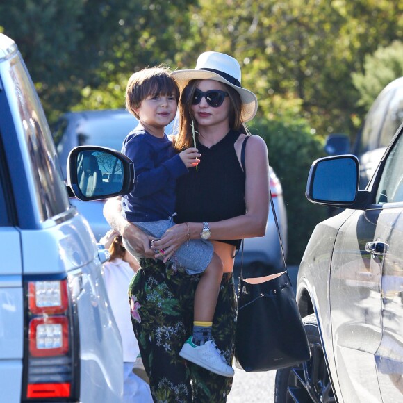 Miranda Kerr et son fils Flynn lors d'une sortie en famille le 30 septembre 2015 par une belle journée à Malibu