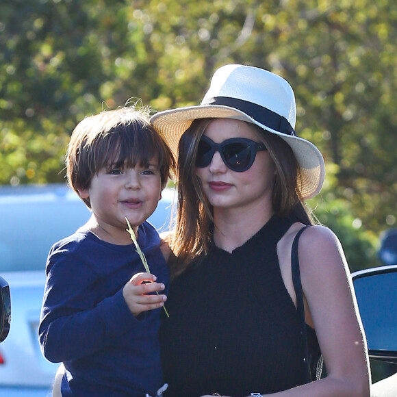 Miranda Kerr et son fils Flynn lors d'une sortie en famille le 30 septembre 2015 par une belle journée à Malibu