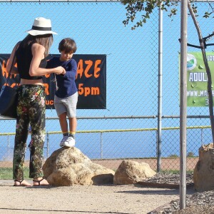 Miranda Kerr et son fils Flynn lors d'une sortie en famille le 30 septembre 2015 par une belle journée à Malibu