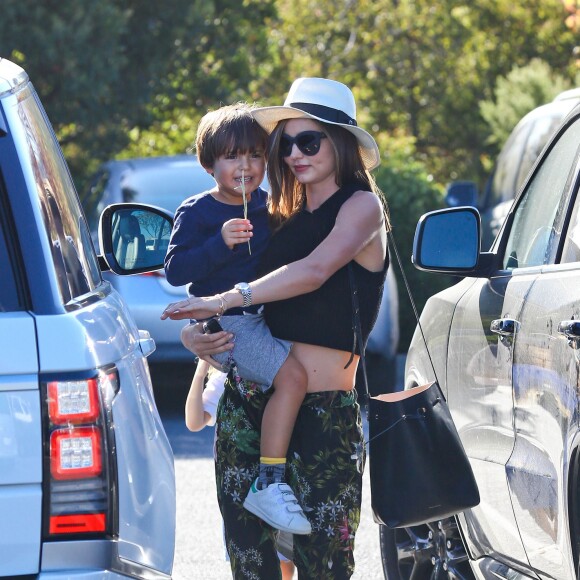 Miranda Kerr et son fils Flynn lors d'une sortie en famille le 30 septembre 2015 par une belle journée à Malibu