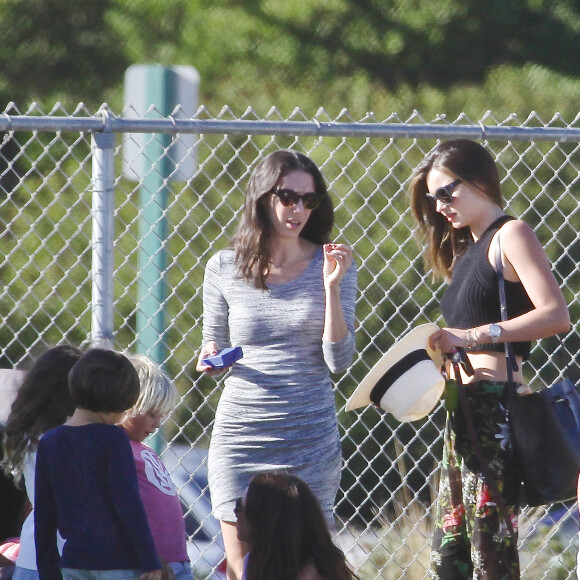 Miranda Kerr et son fils Flynn lors d'une sortie en famille le 30 septembre 2015 par une belle journée à Malibu