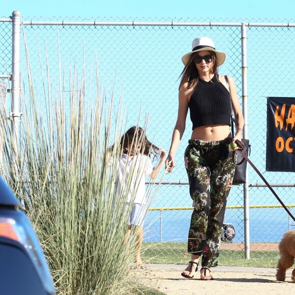 Miranda Kerr et son fils Flynn lors d'une sortie en famille le 30 septembre 2015 par une belle journée à Malibu