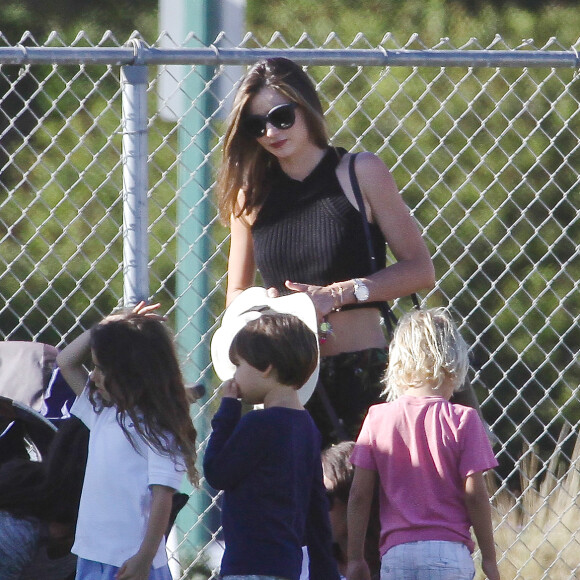 Miranda Kerr et son fils Flynn lors d'une sortie en famille le 30 septembre 2015 par une belle journée à Malibu