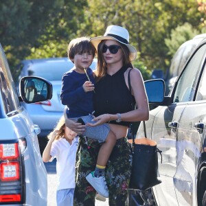 Miranda Kerr et son fils Flynn lors d'une sortie en famille le 30 septembre 2015 par une belle journée à Malibu
