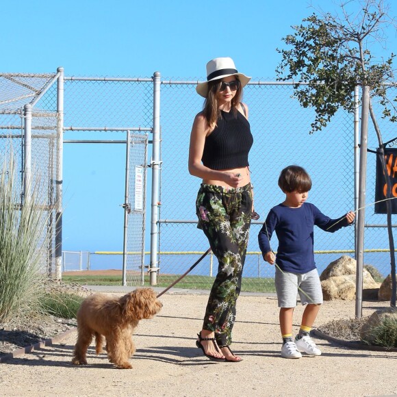Miranda Kerr et son fils Flynn lors d'une sortie en famille le 30 septembre 2015 par une belle journée à Malibu