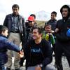 Orlando Bloom, ambassadeur de l'UNICEF, marche avec des enfants et des adultes le long d'un chemin de fer près d'un centre d'accueil pour réfugiés et migrants près de la ville de Gevgelija en Macédoine à la frontière avec la Grèce le 29 septembre 2015.