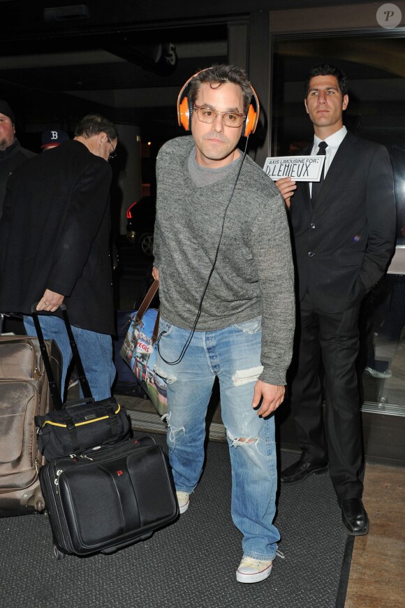 Nicholas Brendon arrive à l'aéroport de Los Angeles, le 19 février 2012