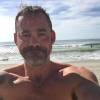 Nicholas Brendon a rajouté une photo de lui à la plage sur son compte Twitter