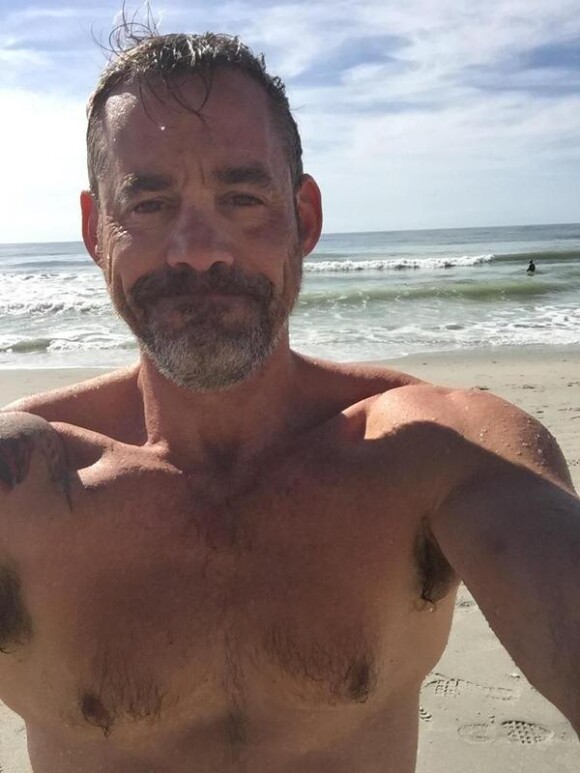 Nicholas Brendon a rajouté une photo de lui à la plage sur son compte Twitter